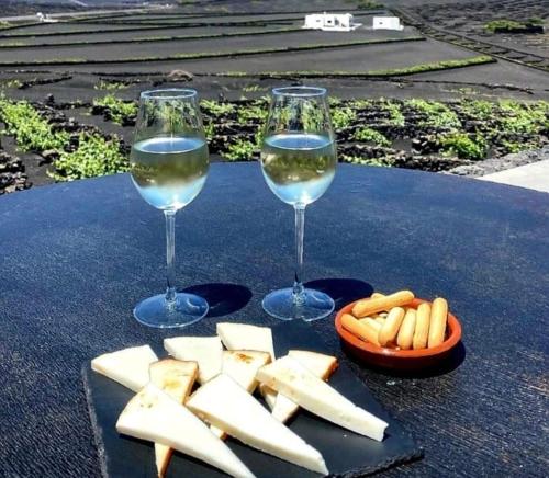 LANZAROTE Casa Volcánica-Anclada sobre la lava del volcán (LANZAROTE Casa Volcanica-Anclada sobre la lava del volcan) in El Islote