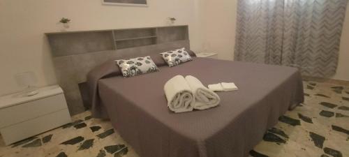 1 queen bed, 1 twin bed