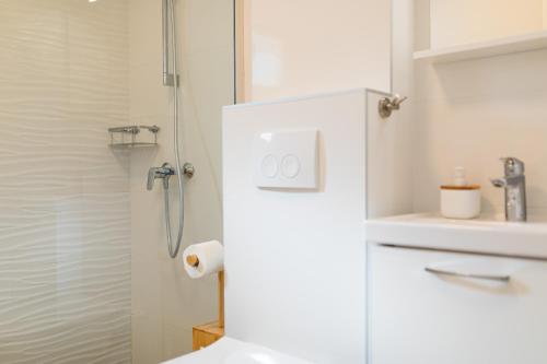 One-Bedroom Apartment image 6
