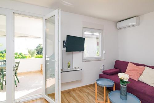 One-Bedroom Apartment image 2