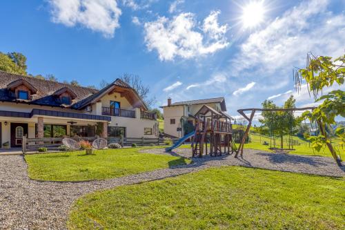 外部景觀, Bajsova domačija (Bajsova domacija) in 多布爾娜