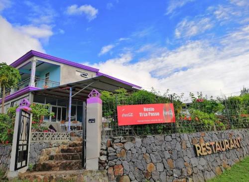 Tilapasse resto & guest house in Port Sud-Est