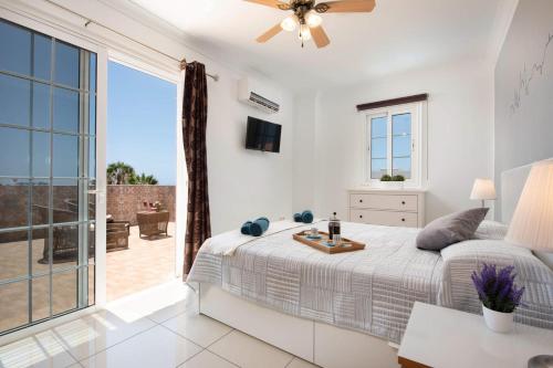 Villa Naranja with private heated pool, sea views, air conditioning, terrace, ITV and BBC channels, Wifi 4