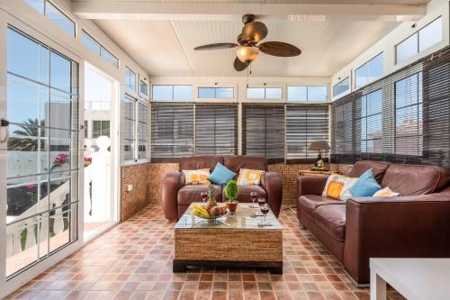 Villa Naranja with private heated pool, sea views, air conditioning, terrace, ITV and BBC channels, Wifi 5