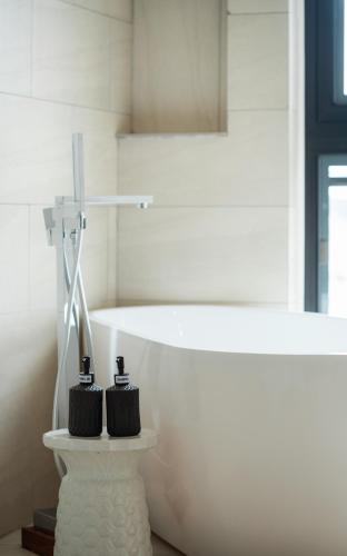 Pi精品酒店 (Pi Boutique Hotel) near 瘋狂之家