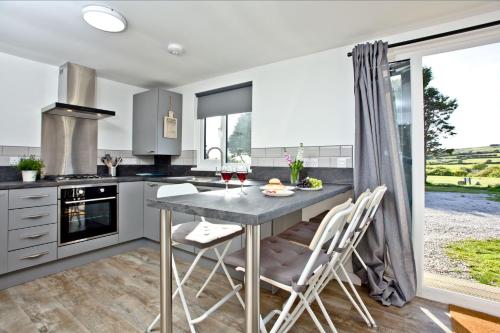 Konyha, Wheal Rose - Hot Tub - Parking - Free WiFi - On-Site Activities in Helston