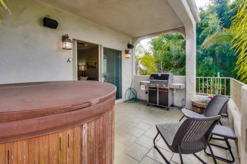 B5233 Pacific Beach Townhome - Tap to explore photos