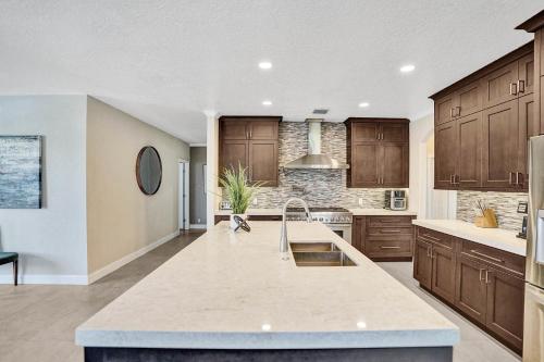 Luxury Casa Mila 7BR with Private Heated POOL Luxury Casa Mila 7BR with Private Heated POOL