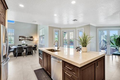 Luxury Casa Mila 7BR with Private Heated POOL Luxury Casa Mila 7BR with Private Heated POOL