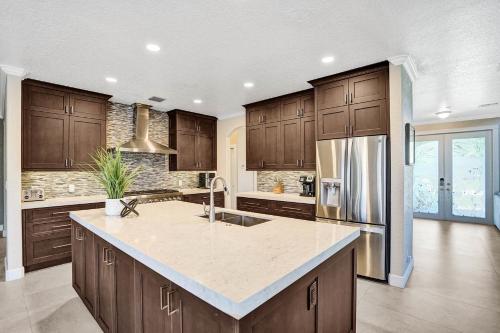 Luxury Casa Mila 7BR with Private Heated POOL Luxury Casa Mila 7BR with Private Heated POOL