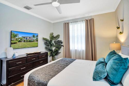 Luxury Casa Mila 7BR with Private Heated POOL Luxury Casa Mila 7BR with Private Heated POOL