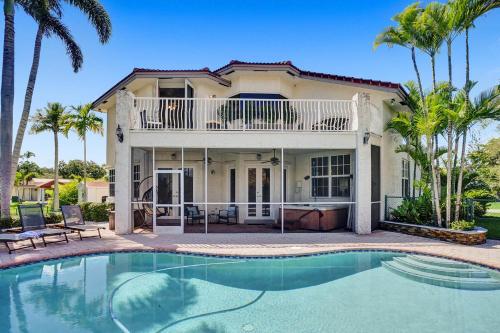 Luxury Casa Mila 7BR with Private Heated POOL Luxury Casa Mila 7BR with Private Heated POOL