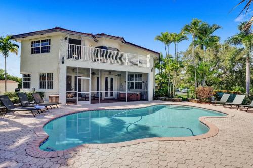 Luxury Casa Mila 7BR with Private Heated POOL Luxury Casa Mila 7BR with Private Heated POOL