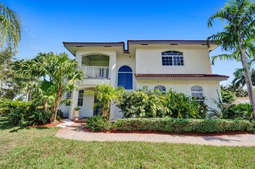 Luxury Casa Mila 7BR with Private Heated POOL Luxury Casa Mila 7BR with Private Heated POOL