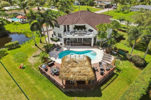 Luxury Casa Mila 7BR with Private Heated POOL Luxury Casa Mila 7BR with Private Heated POOL