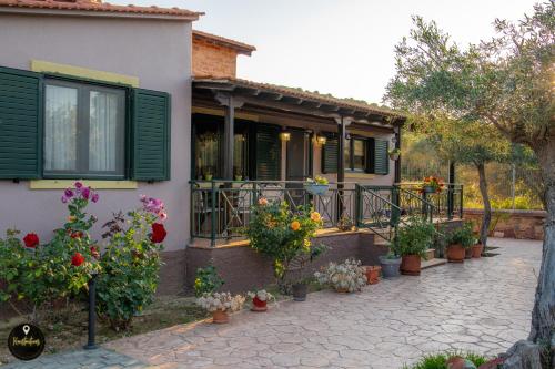 陽台/露台, Luxury Villa with Huge Garden - Near "Mavra Volia" Beach in 恩波里奧斯