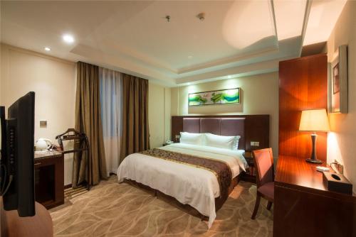 Foshan Jiagao Business Hotel Foshan Jiagao Business Hotel is perfectly located for both business and leisure guests in Foshan. Both business travelers and tourists can enjoy the propertys facilities and services. 24-hour front d