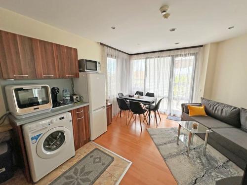 Shared lounge/TV area, Beachside Bliss by Mery -Balchik in Balchik