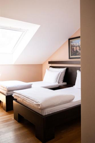 2 twin beds