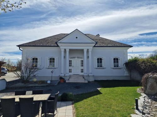 3 bedrooms, 5 beds
