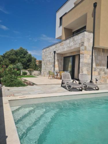 3 bedrooms, 4 beds