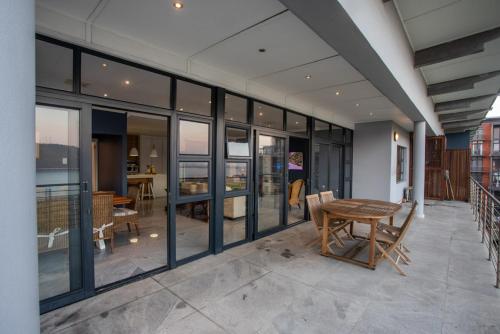 Stay at The Point - Palatial Private Penthouse in Point