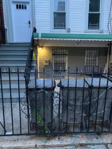3 Bedroom Large Backyard in Brooklyn, USA