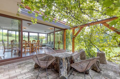 設施, Bajsova domačija (Bajsova domacija) in 多布爾娜