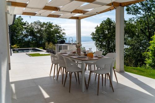 Villa Mare&Monti in Opatija, Heated pool with sea view in Veprinac