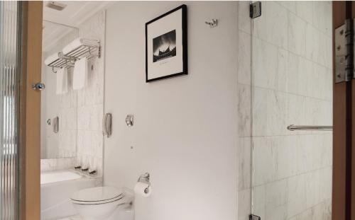 One Bedroom Apartment with Club Lounge Access image 5