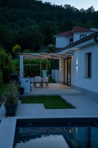Villa Mare&Monti in Opatija, Heated pool with sea view in Veprinac