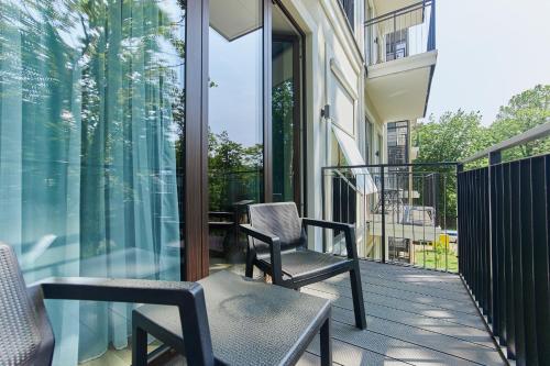 Studio with Balcony image 4