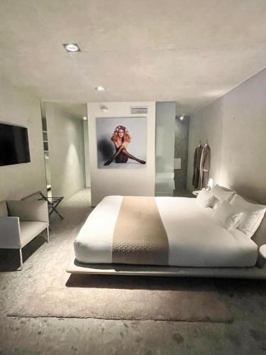 Le Pavillon M, Piscine et Spa au pied du château, Petit-Déjeuner inclus, Parking privé – Grignan, WV