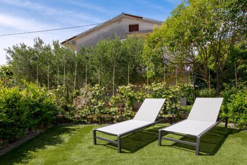 สวน, Apartmani Vila Mara M 1 heated pool in โอมิซาลจ์