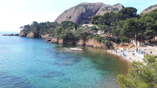 MAISON 6 personnes 80M2 ENTRE LES CALANQUES DU MUGEL ET FIGUEROLLES in La Ciotat