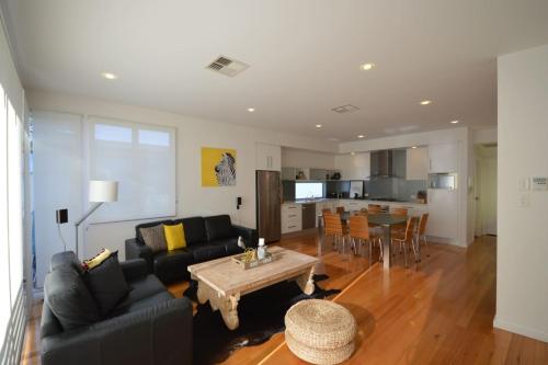 The Holdfast Townhouse Sussex St Glenelg – khách sạn tại Glenelg