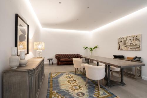 564190030 NĒRO Suites by NOMÉE Hospitality Group