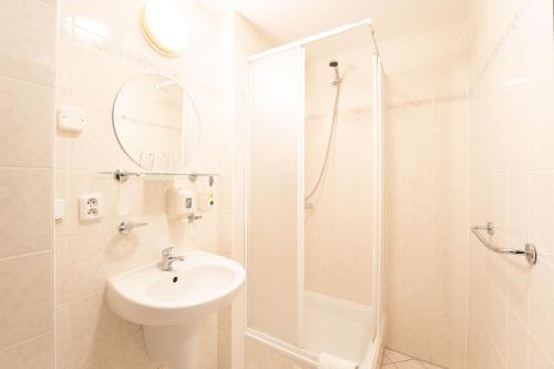 Double Room image 2