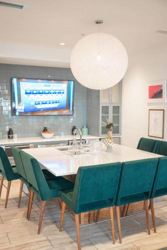 Experience Modern Comfort at Savoy in Charlotte in Charlotte, USA