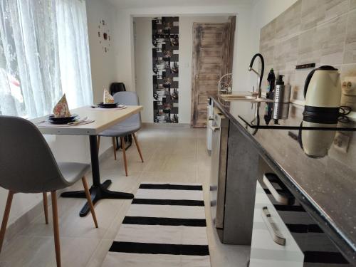 2 bedrooms, 4 beds