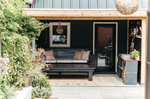 tuin, Sfeervol Tiny House met luxe jacuzzi & tuinkamer in Heerenveen
