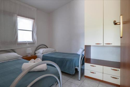 1 double bed, 2 twin beds