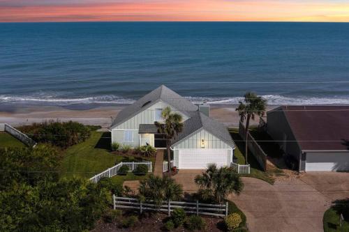 Beachfront Private ll Beach Access ll Luxe Bedroom
