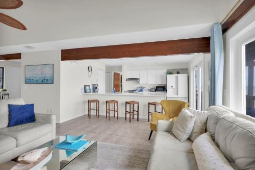 Beachfront Private ll Beach Access ll Luxe Bedroom