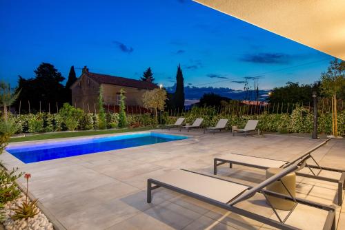 ทัศนียภาพ, Apartmani Vila Mara M 1 heated pool in โอมิซาลจ์