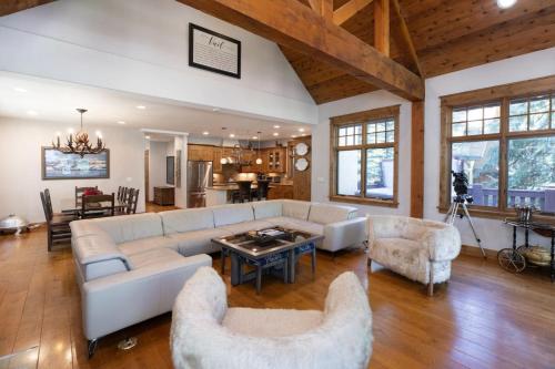 East Vail Creekside Luxury with Hot Tub in Vail, USA