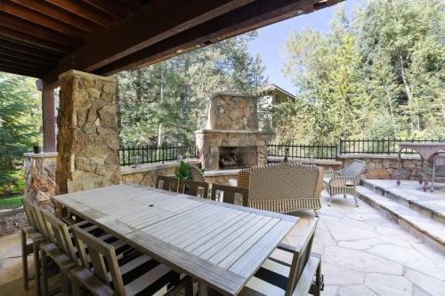 East Vail Creekside Luxury with Hot Tub in Vail, USA