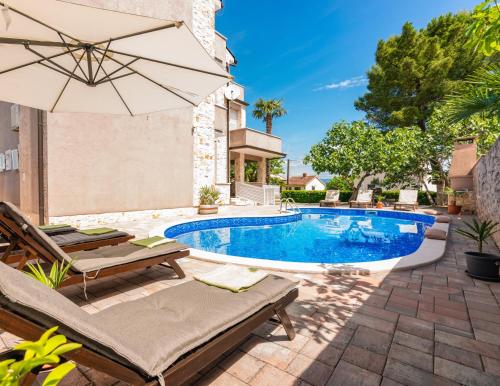 Private holiday house Villa SoulSet with garden and Pool Near Beach in Malinska, Krk – khách sạn tại Vantacici