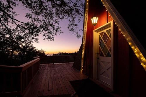 Picturesque A-Frame Cabin with Spectacular Views in Pine Cove, USA