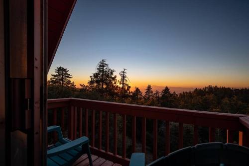 Picturesque A-Frame Cabin with Spectacular Views in Pine Cove, USA